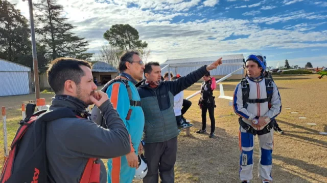Grupo Tándem próximos a saltar de la aeronave.