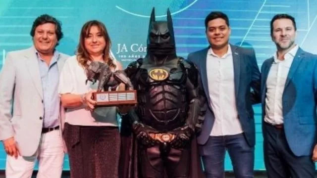 Myriam Martínez es la Súperheroína del Año de Junior Achievment ("Abracemos la Educación Emprendedora” fue el lema de la noche)