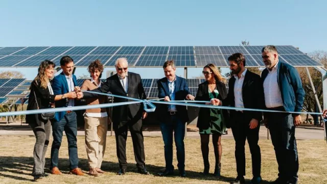 Universidad Siglo 21 inauguró nuevos espacios en su campus (y una playa de estacionamiento con 720 paneles solares)