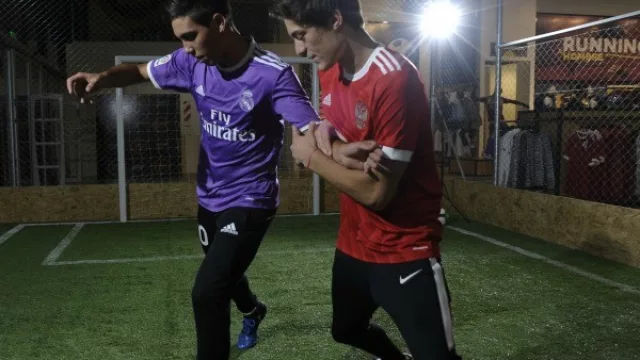 Una tienda de deportes para patear penales, tirar al aro, pegarle a la bolsa y hacer skate (ON Sports, bricks y clics)