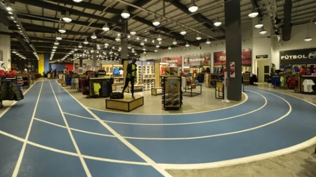 Así se ve el local de ON Sports apenas entrás (no es piso pintando, es una auténtica pista de atletismo)