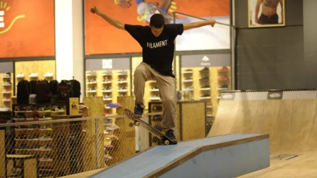 Probá tu tabla aquí, no te quedes con la duda (el Skate Park es otro de los atractivos de la tienda)