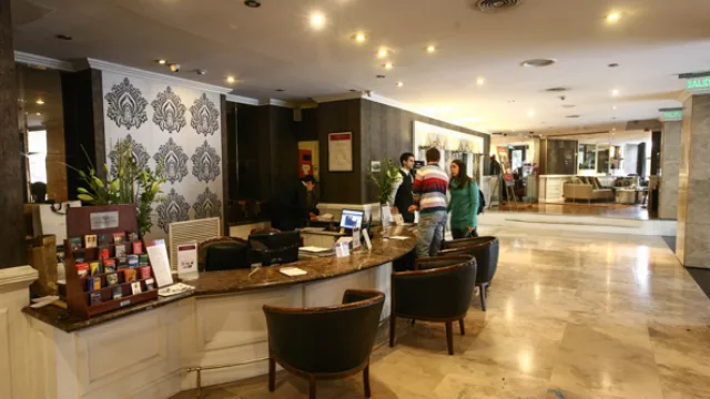 El lobby del Amérian Córdoba Park Hotel, frente al Patio Olmos, en pleno centro de Córdoba.
