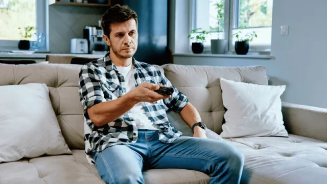 Hombre de 33 años, el perfil del demandante de piso compartido en España (el precio es la principal dificultad para acceder a este)