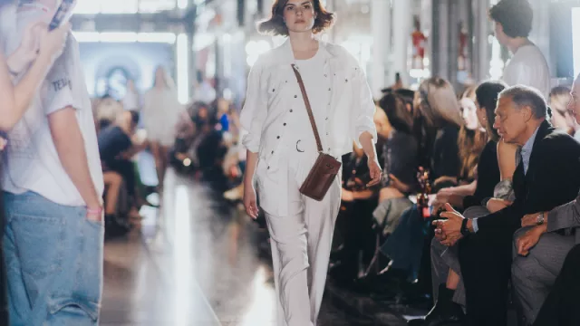 Así fue el desfile primavera-verano de Nuevocentro Shopping: una propuesta bien “en foco” (con la pasarela más larga del país)