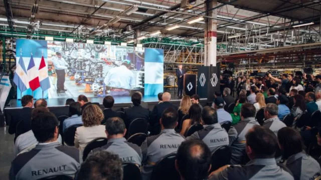 Passerini y Llaryora acompañaron el anuncio de inversión de Renault en Córdoba