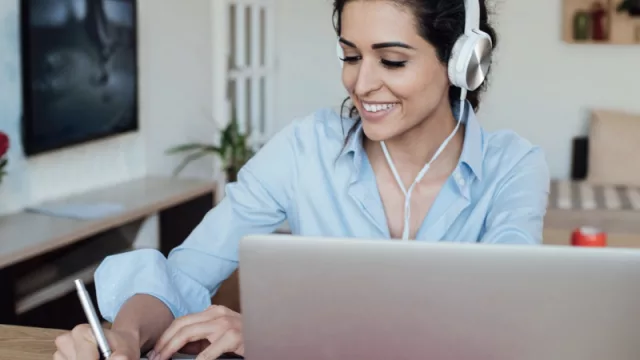 ¿Emprendedora? Santander impulsa a mujeres con el concurso “Women by Women”