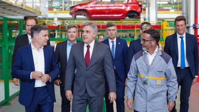 Inversión millonaria: con presencia de Llaryora Renault anunció que fabricará una pick up