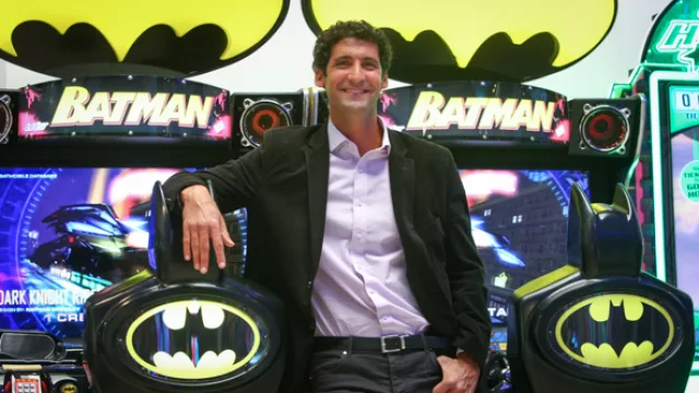 ¡Recórcholis Batman! El CFO de la firma cordobesa posa ante unos simuladores de conducción en el local del Córdoba Shopping.