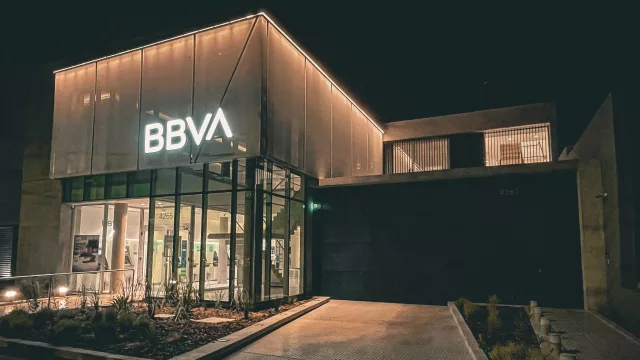 La foto es noticia: después de 26 años, BBVA se muda de su histórica sucursal en Av. Rafael Núñez (pero no muy lejos)