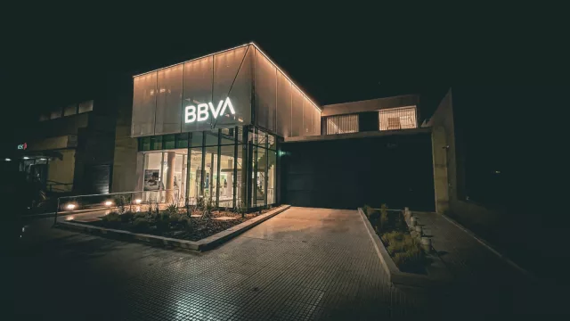 El moderno edificio del BBVA recientemente inaugurado, ahora vecino del ICBC.