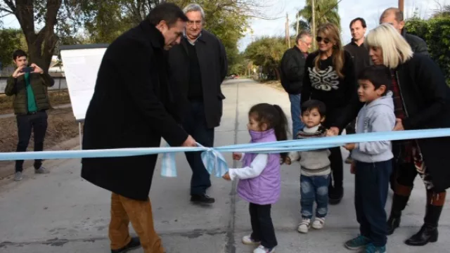 Mestre inauguró el pavimento en Villa Padre Claret