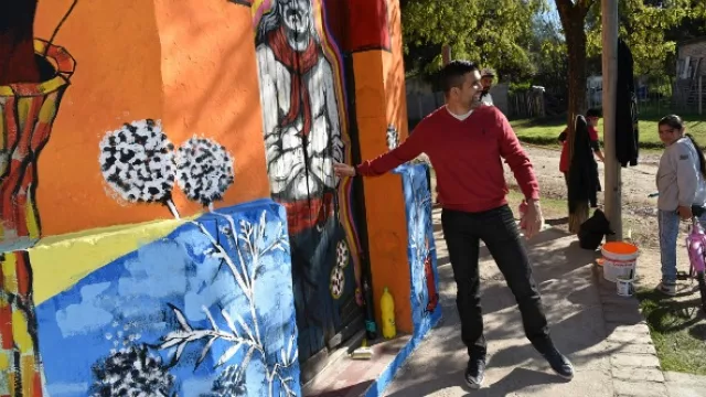 Los murales invitan a entrar al maravilloso mundo de la pintura.