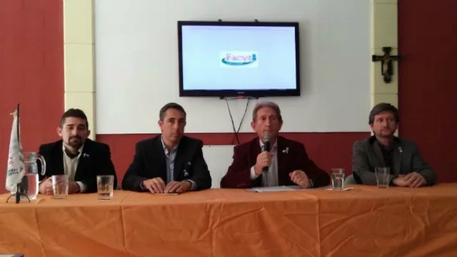 Dean Fernández, microbiólogo de Facyt; Federico García, intendente de Laguna Larga; Héctor Laca, presidente de Facyt y su hijo Hugo, vicepresidente de la firma.