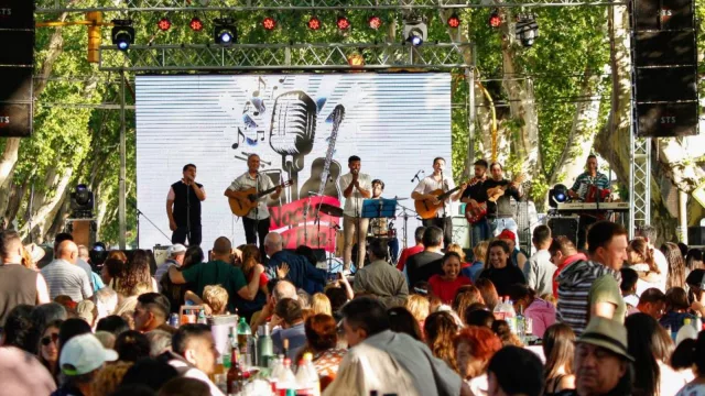 Octubre llega con la Fiesta Provincial del Salame Típico en Colonia Caroya (bajo la arboleda de la Av. San Martín, con gastronomía, música y entrada libre)