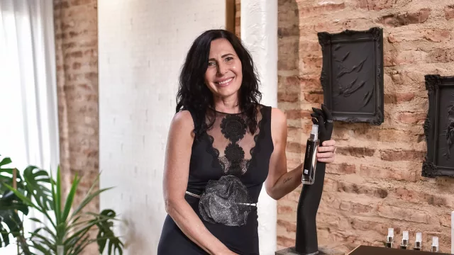 Mujeres líderes: Carina Granatelli (pintora de Oncativo) lanza Calli Sensi, fragancias que se activan al contacto con el arte