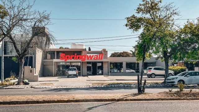 La foto es noticia: Springwall llega a La Docta con un localazo en Av. Rafael Núñez (el segundo local en la provincia)