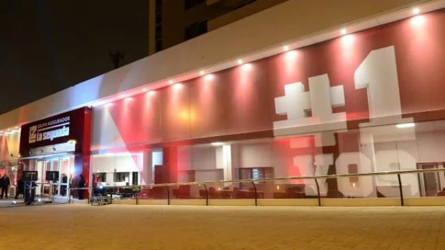 El avión de La Segunda hizo escala en Córdoba (inauguraron un supercentro y siguen viaje)