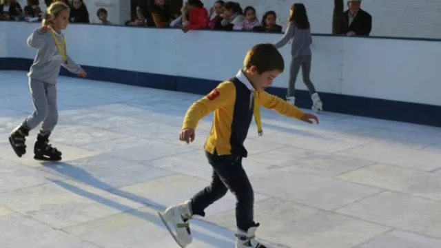 ¿Te imaginás patinar sobre hielo ecológico en una plaza de San Martín de los Andes?