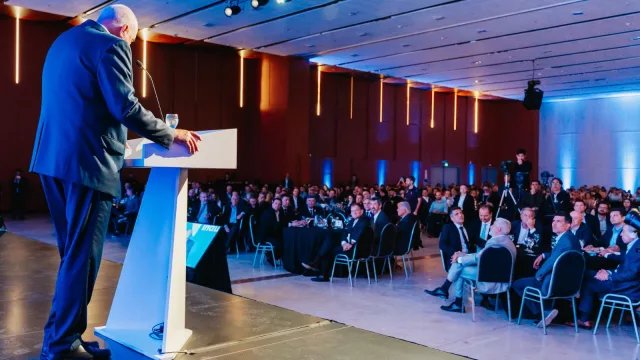 La UIC le guiña el ojo a Llaryora (y le pide a Milei que no paralice la obra pública)