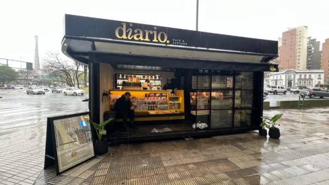 La foto es la noticia: el tradicional kiosco de diarios y revistas de Plaza España se reconvierte, ahora es un café (más lectura)