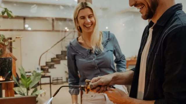 ¿Y el anillo… pa’ cuando? Alianzas Únicas, el proyecto cordobés que te brinda la experiencia de fabricar tu propia alianza