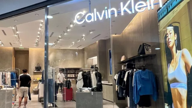 Calvin Klein inaugura su tercera tienda en Argentina, con precios “premium” en Córdoba Shopping (¿un jean de mujer? $ 260.350)