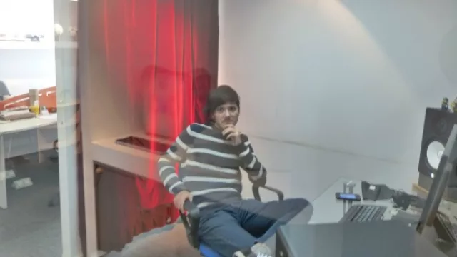 De fondo un pedazo de telón del teatro Real otra de las reliquias de la agencia