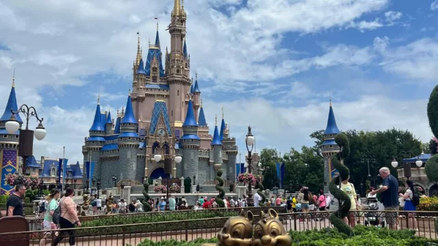 Disney presentó un nuevo “pase rápido” para sus parques temáticos: se llama “Lightning Lane Premier Pass” (y es sin horarios)