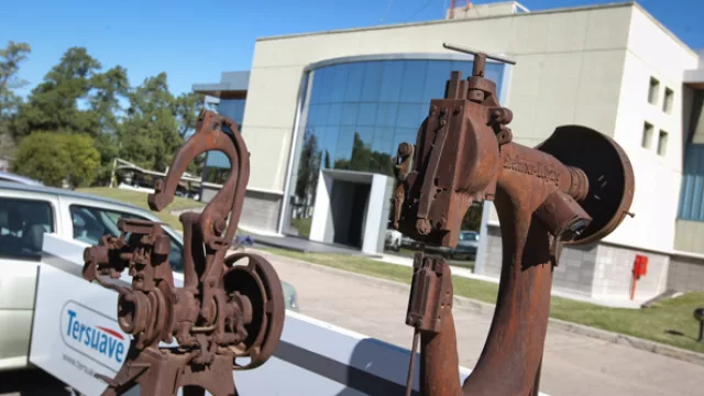 Las máquinas para coser bolsas de papel de pintura en polvo se muestran hoy en el ingreso de la empresa.
