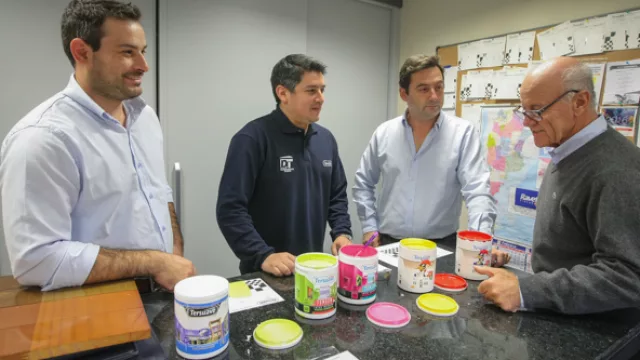 En el departamento técnico de la firma, Pablo, Paulo y Gustavo escuchan atentamente a Roberto, mientras realizan pruebas del poder cubritivo de las pinturas.