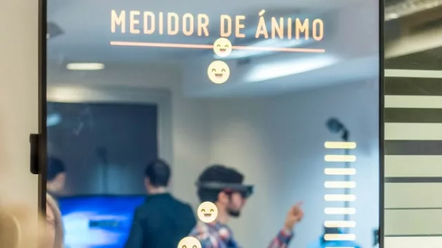 Un espejo que lee las emociones (por Practia y Smiling Cosmos)