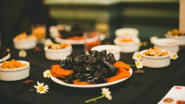 Los invitados disfrutaron de frutos secos y tes tibios típicos de Medio Oriente.