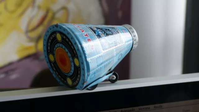 Uno de los hobbies de Marcelo es comprar juguetes antiguos; trompos, cartas, autos y más.