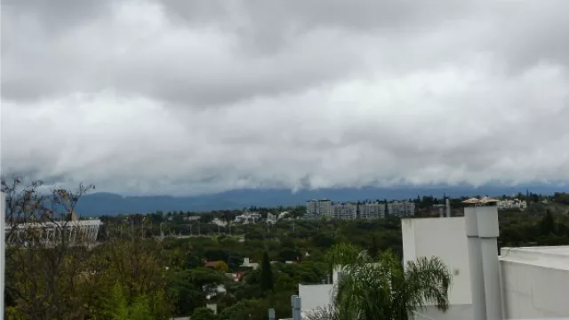 El paisaje de la agencia desde la terraza. Una vista privilegiada del Kempes, el Cerro y Urca.