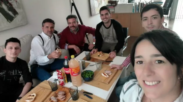 Equipo feliz post-almuerzo.
