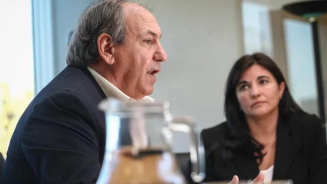 Sargiotto enumera el plan de obras de la firma. Detrás, lo observa con atención, Cristina Barrientos, jefa de Relaciones Institucionales de Aguas Cordobesas.