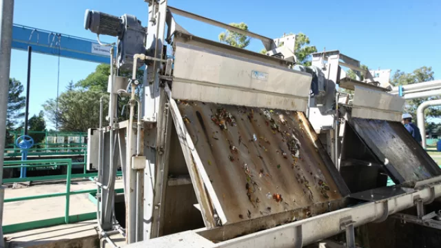 El primer paso: al llegar el agua cruda pasa por un sistema de rejas para quitarles los desperdicios más grandes.