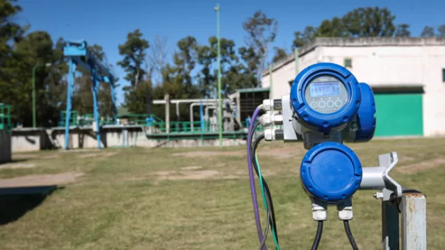 Un caudalímetro precisa la cantidad de litros que ingresan a la planta Suquía. Detrás, la planta donde se produce el ozono que se inyecta al agua cruda.