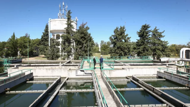 El sistema de filtrado comienza aquí, en estos grandes piletones. La Planta Suquía abastece al 70% de los usuarios cordobeses.