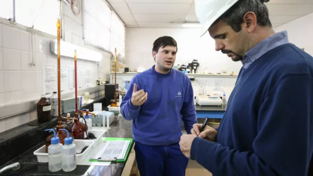 En el laboratorio de planta donde se efectúan muestras de todo el proceso.