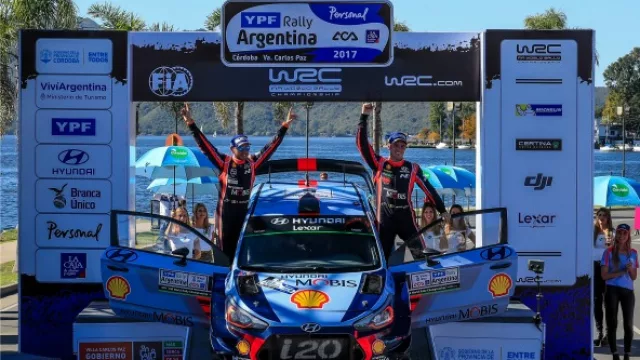 Thierry Neuville y su navegante, Nicolás Gilsoul festejan el triunfo.