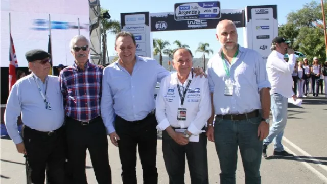 El ministro de Turismo de la Nación, Gustavo Santos abraza a David Ely, tras otro exitoso Rally Argentina.