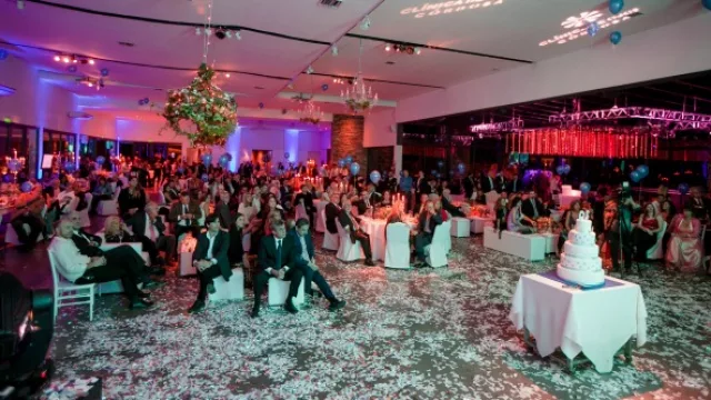 Miembros de la Clínica de Ojos Córdoba, prensa e invitados especiales celebraron sus 30 años en el salón Avril.