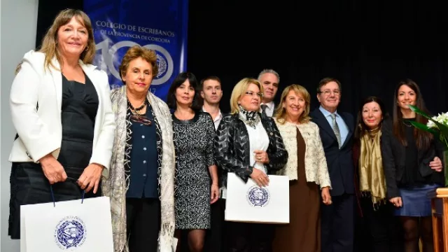 Los escribanos recibieron el Libro del Centenario de la doctora Aspell.