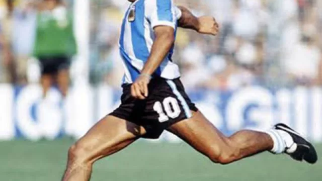 A los “palos” de Maradona: Naranja X celebra al eterno número 10 en su cumpleaños