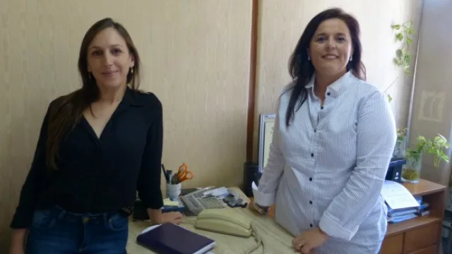 Florencia Oviedo y Ángeles Tissera (der) son las responsables de administración de la agencia.