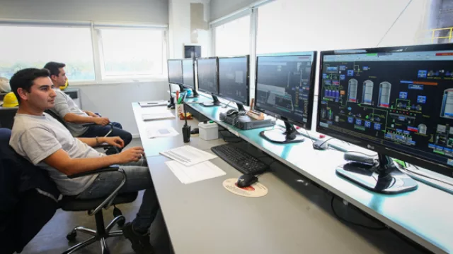 Técnicos e ingenieros monitorean el funcionamiento de la usina que entró oficialmente en marcha esta semana.