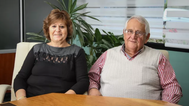 'Llevamos 46 años de casados, ella fue la promotora de mucho de lo que ves hoy', remarca Oscar. Su esposa pasó a saludarlo en plena entrevista.