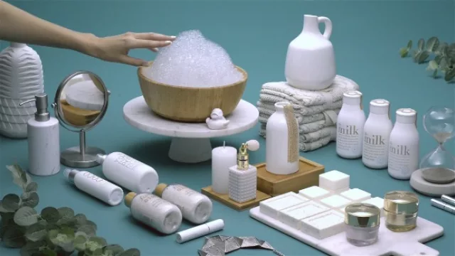 Los objetos que se muestran en los spots con una estética muy delicada y cuidada  pertenecen a marcas del shopping